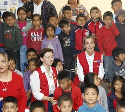 Doña Letizia junto a los alumnos de la Escuela Oficial urbana mixta